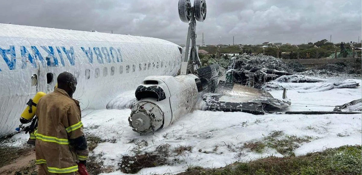 Somali’de iniş yapmak isteyen uçak ters döndü