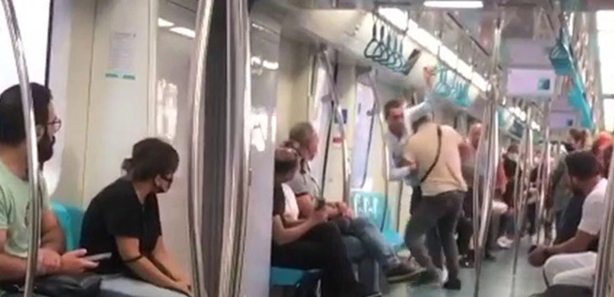 Minderde değil Marmaray’da kapıştılar! 2 yolcu arasında güreş gibi kavga