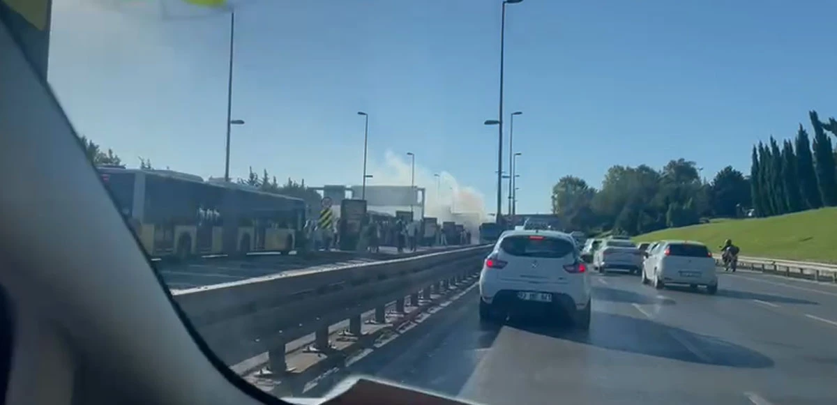 Kadıköy'de metrobüste yangın çıktı