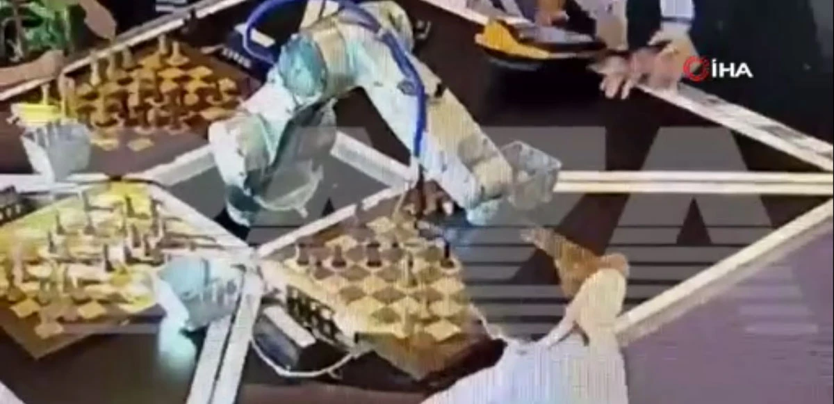Satranç robotu çocuğun parmağını ezdi