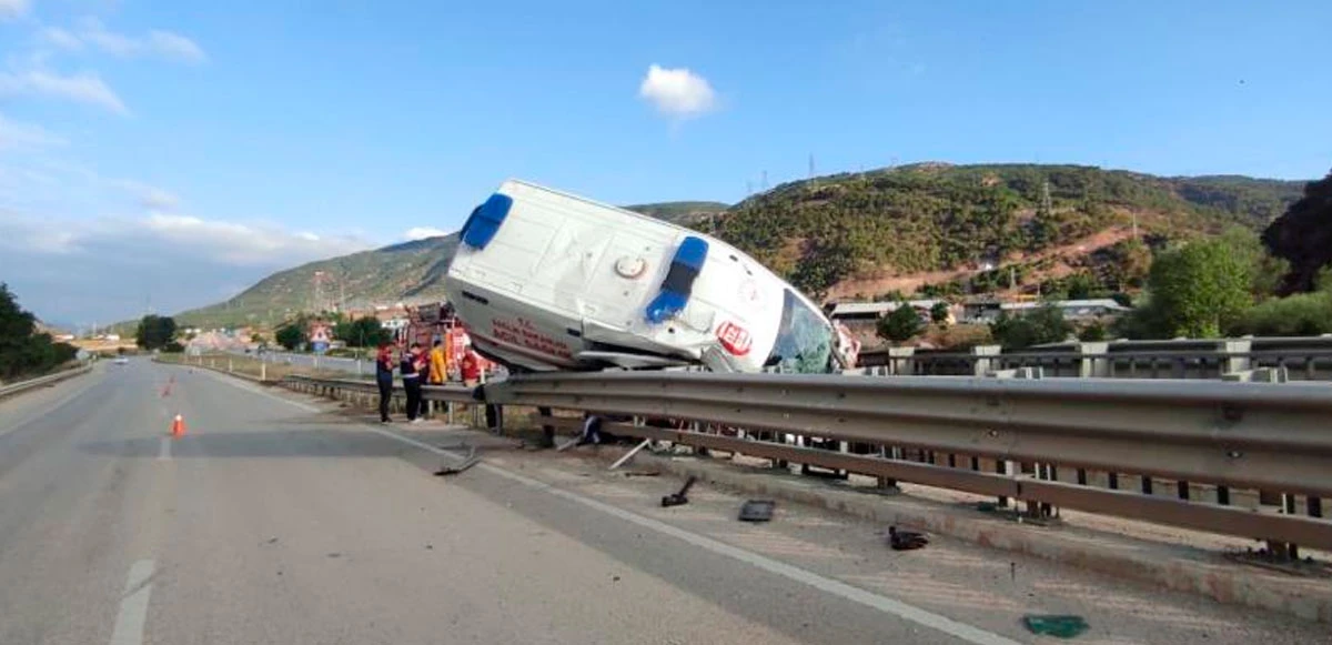 Ambulans kaza yaptı, içindeki hasta hayatını kaybetti