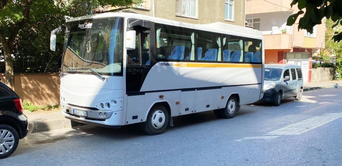 Acı kaza, babasının sürdüğü midibüsün altında kaldı