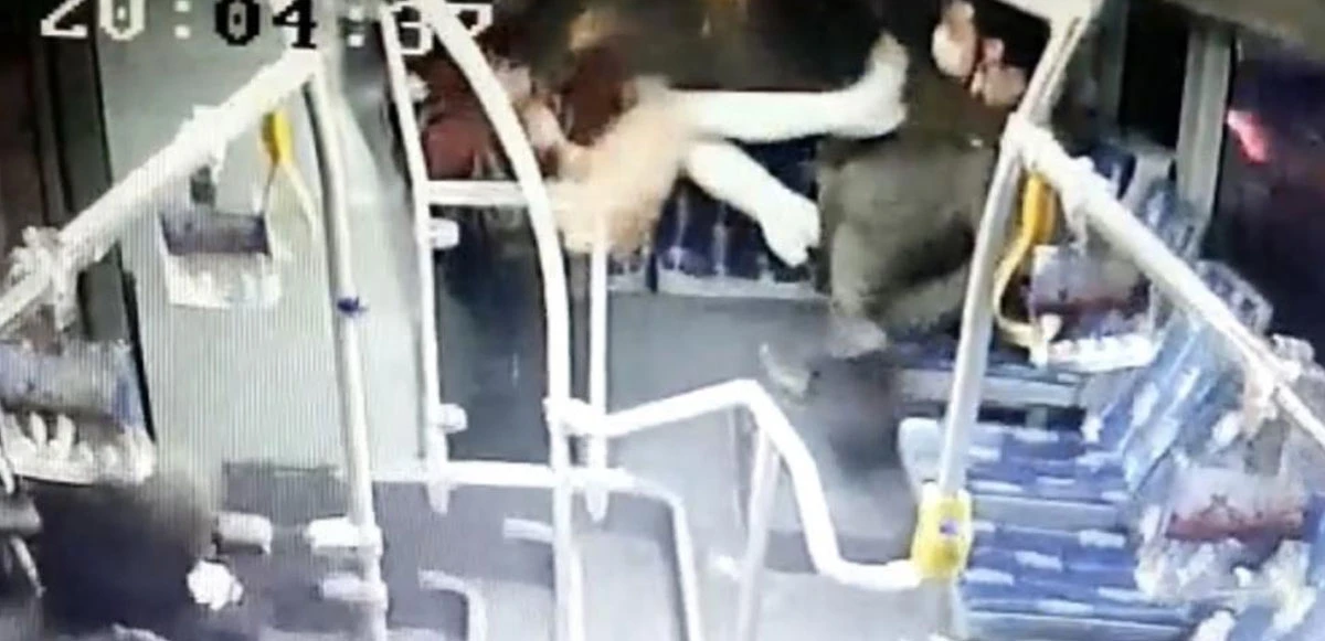 Genç kadın tacizciyi metrobüste tekme tokat dövdü
