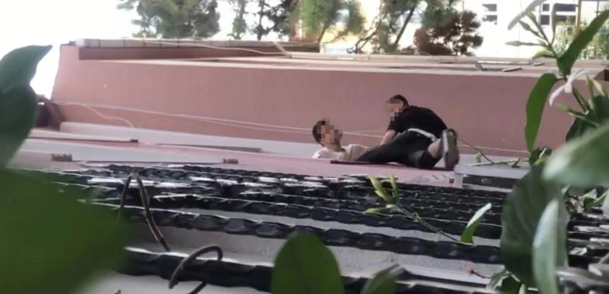 Sağlam kayaya çarpan hırsızı ev sahibi enseledi! Polis gelene kadar camdan sarkıttı