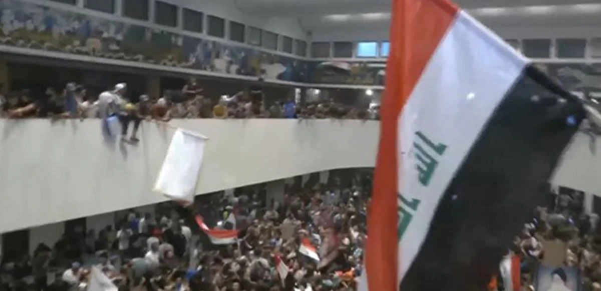 Irak'ta meclis baskını: Sadr Hareketi binaya girdi