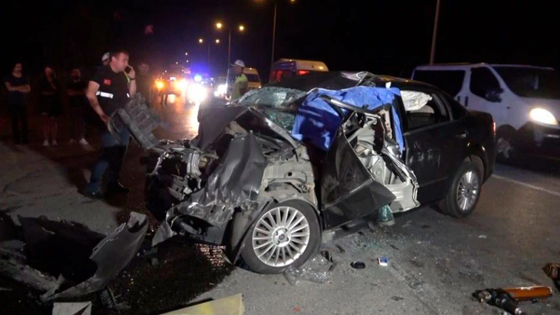 Bursa’da feci kaza: Tır otomobili biçti! Baba ve oğlu sağ çıkamadı