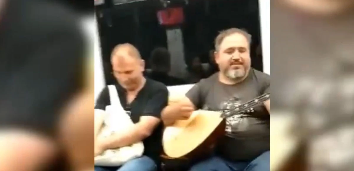 İstanbul metrosunda eğlenceli anlar! Çalan sazla göbek attılar