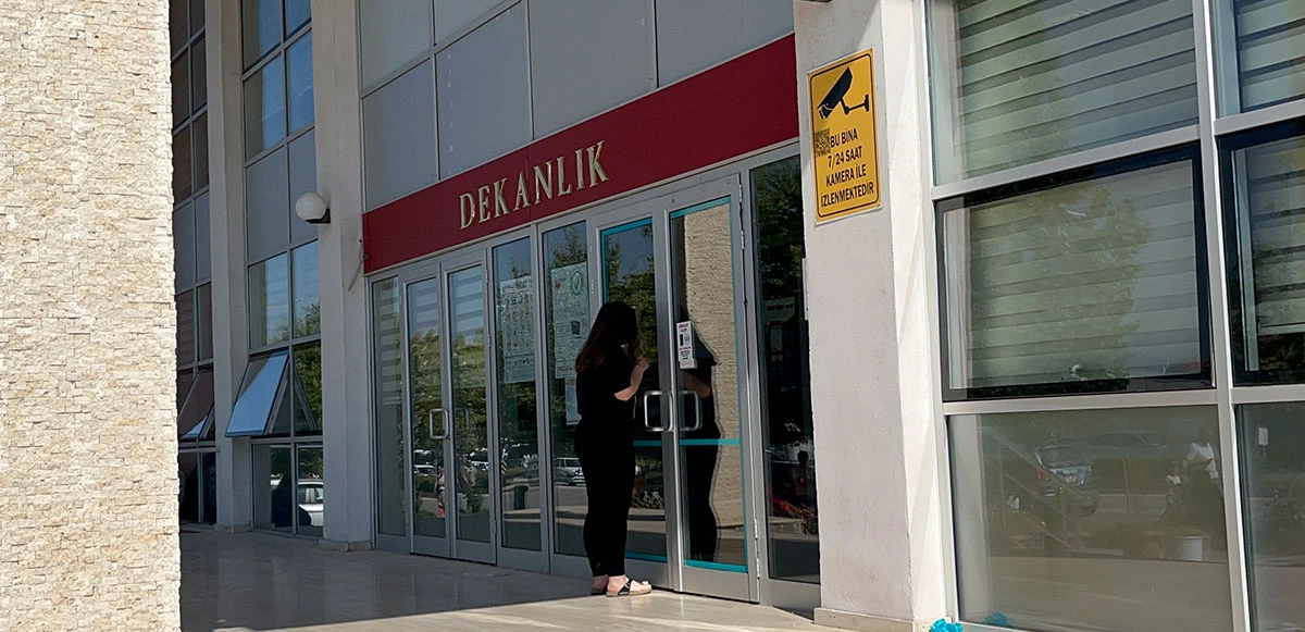 Sınava geç kaldı, kapıyı zorlayarak camlara vurdu