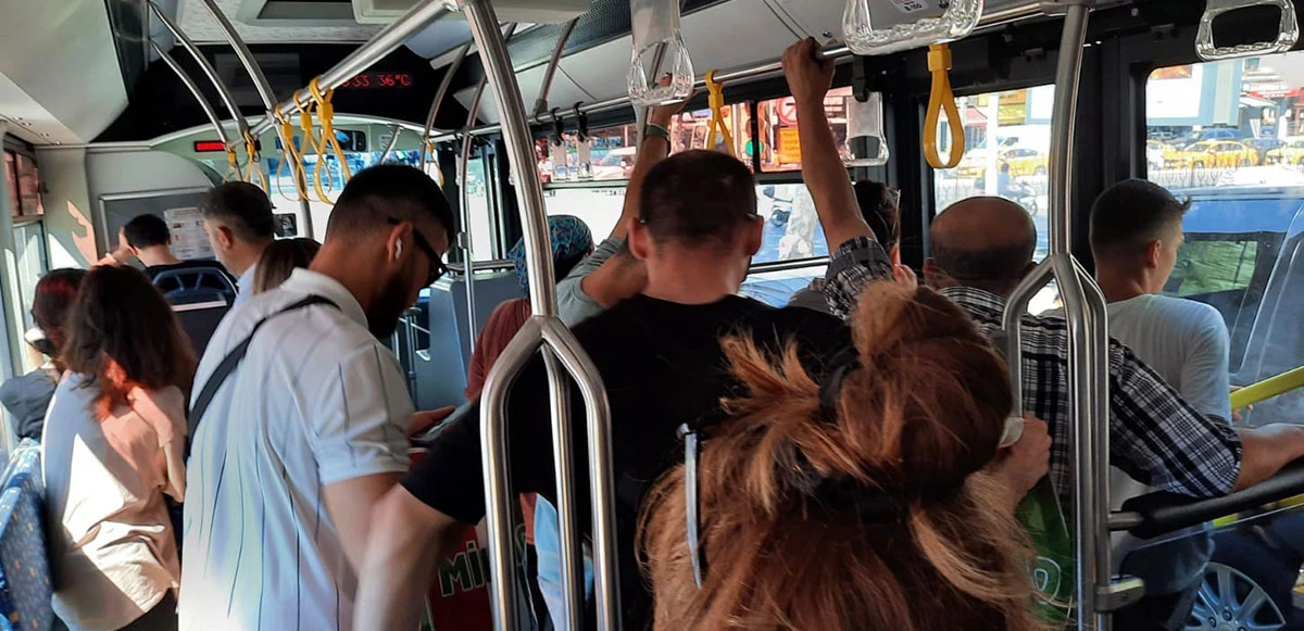 Yaşlı adama yer verdi, tepki gördü