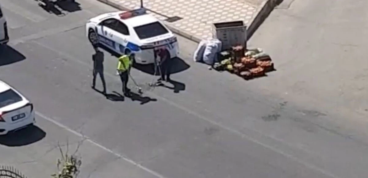 Meyve taşıyan araç kaza yaptı, polis yardıma koştu