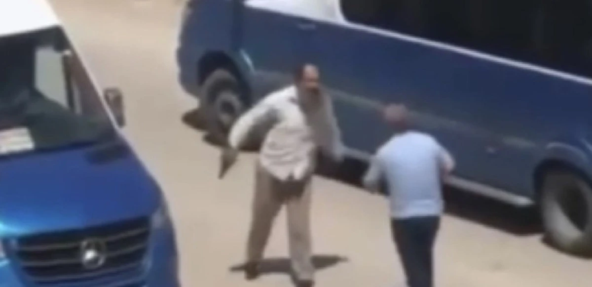 İşçi servisi ile minibüs şoförünün kavgasında silahlar çekildi