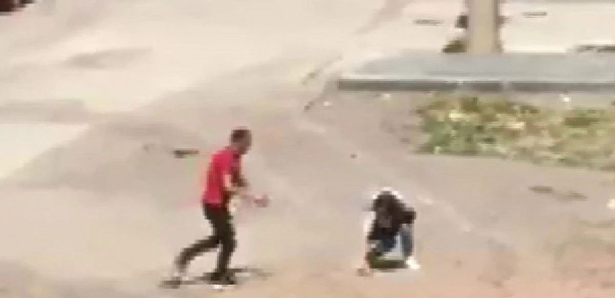Kendisini taşla savundu! Sokak ortasında kadına şiddet