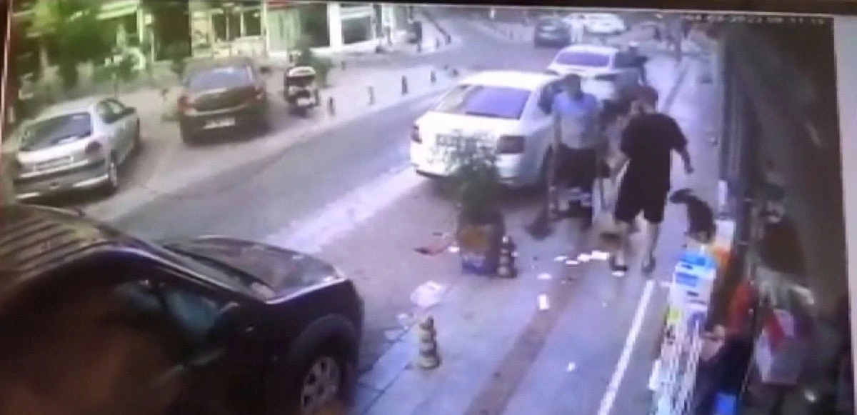Kadıköy’de dehşet anları kamerada: Köpeğime toz geldi diyerek temizlik işçisini dövdü