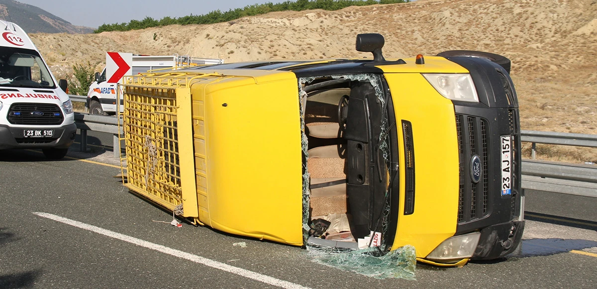 Düğünden dönen minibüs yan yattı: 14 yaralı