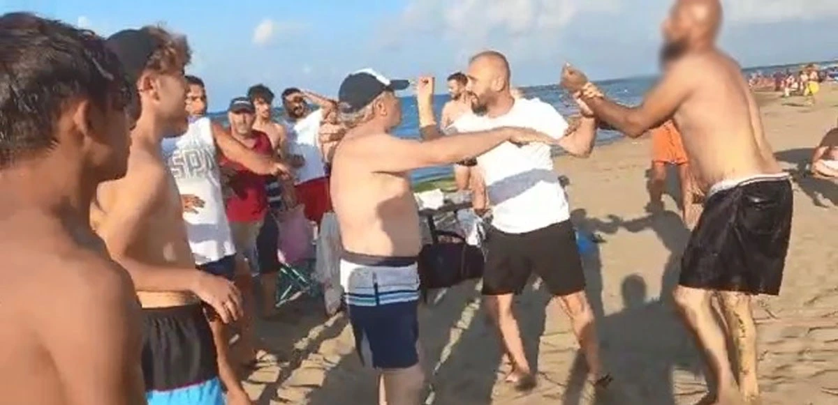 Plajda şortlarını indirdiler, meydan dayağı yediler