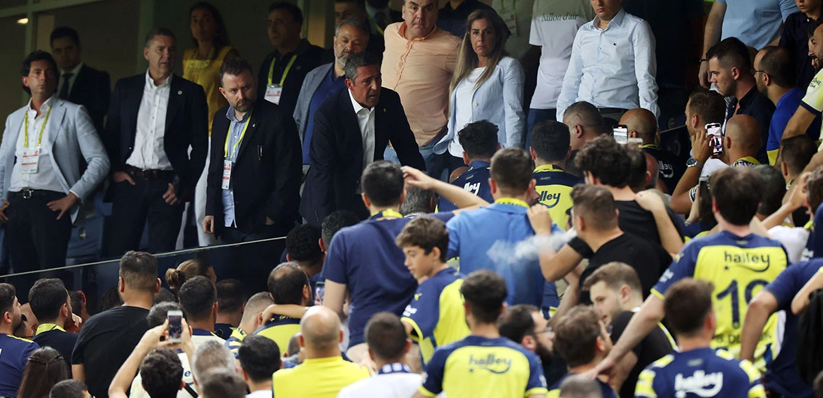 Kadıköy'de maç sonu gerginlik! Fenerbahçe Başkanı Ali Koç, taraftarlarla tartıştı