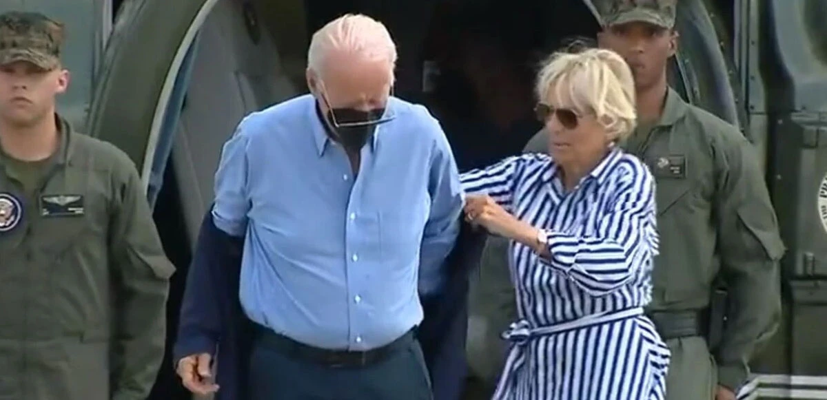 Havayla tokalaşma, merdiven ve bisikletten düşme... Biden'ın şimdiye kadar ki en çetin mücadelesi: Ceketle zorlu imtihan