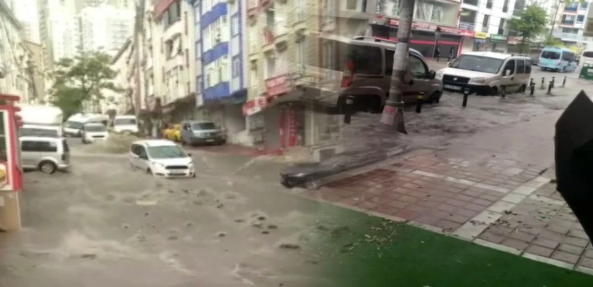 İstanbul'da sağanak hayatı felç etti: Rögarlar patladı, caddeler sular altında kaldı