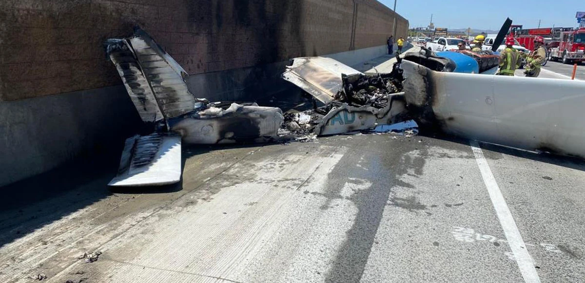 California'da otobana düşen uçak alev aldı
