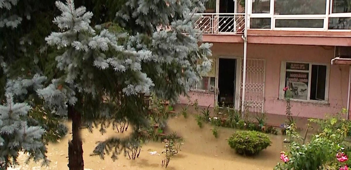 İstanbul'u sel bastı! Sarıyer ve Beykoz'da 3 kişi kurtarıldı
