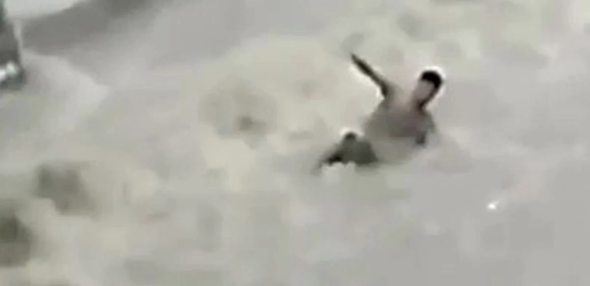 İstanbul’da vatandaşlar sel sularına kapıldı! Metrelerce sürüklendi, akıntıya kapıldılar