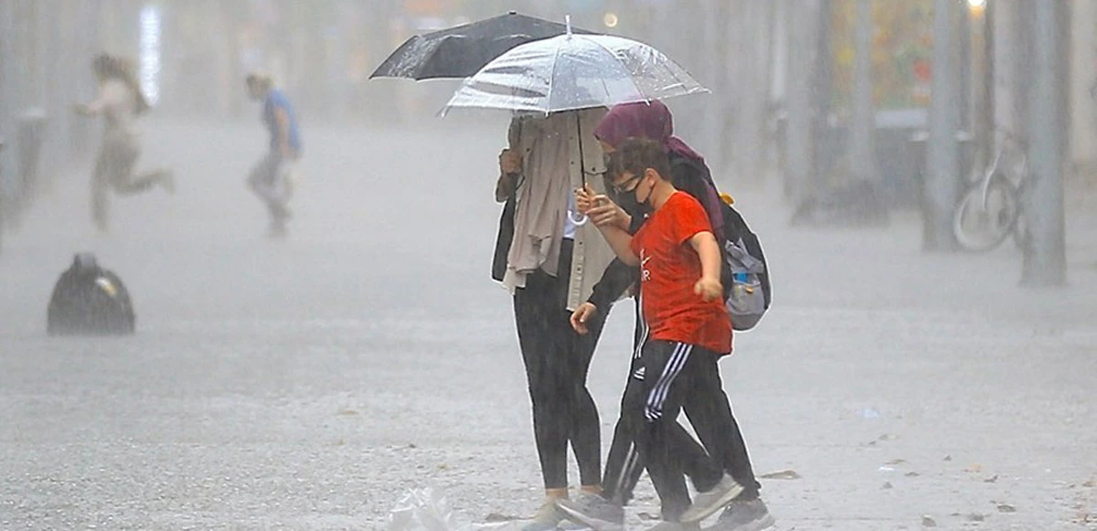 İstanbullular yağışa hazırlıksız yakalandı, trafikte doluluk yüzde 70'i aştı