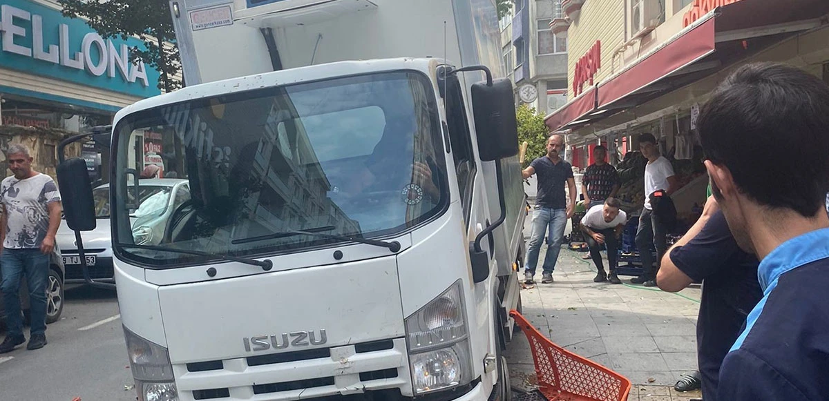 İstanbul’da facianın eşiğinden dönüldü! Kamyonetin el fren teli koptu direğe çarparak durdu