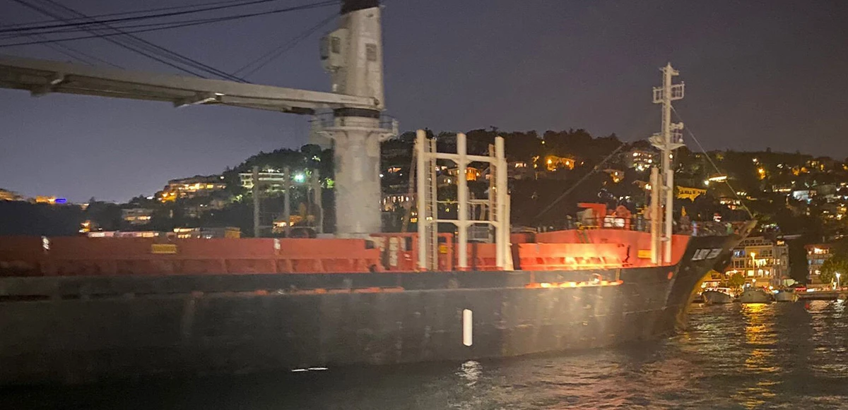 Tahıl gemisi karaya oturdu! İstanbul Boğazı trafiğe kapatıldı