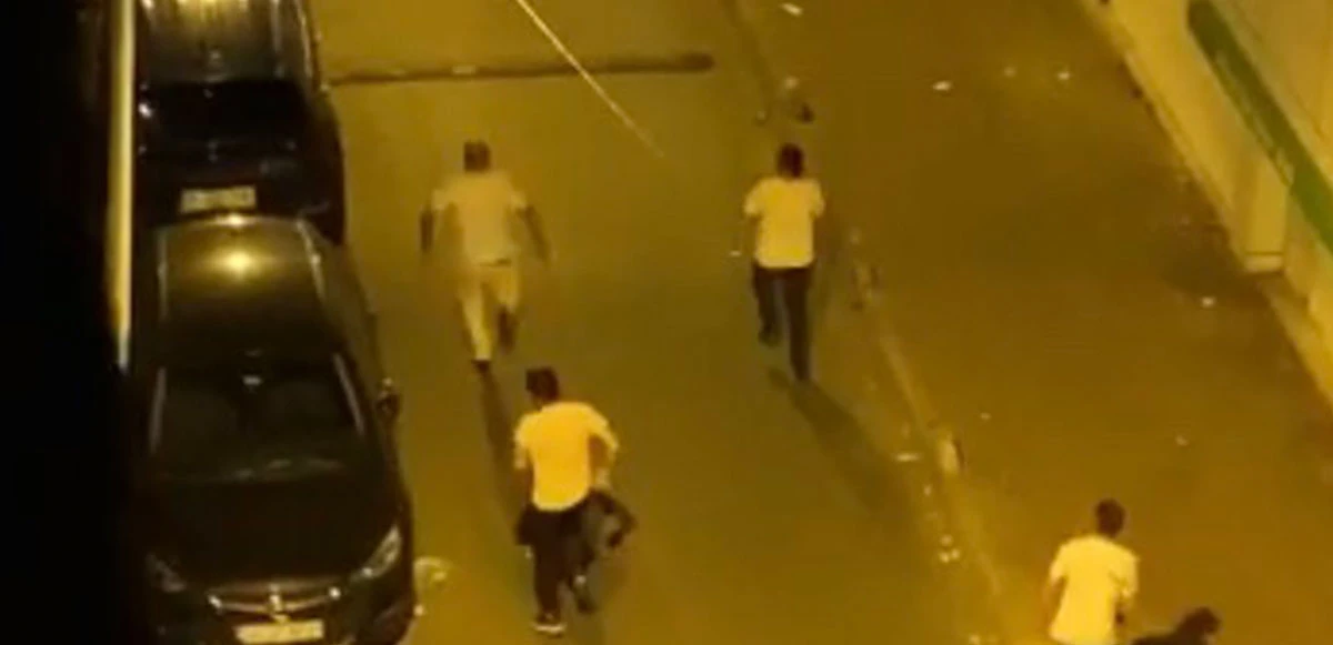 Taksiciler tartıştıkları adama dehşeti yaşattı! Bir kişiyi öldüresiye dövdü