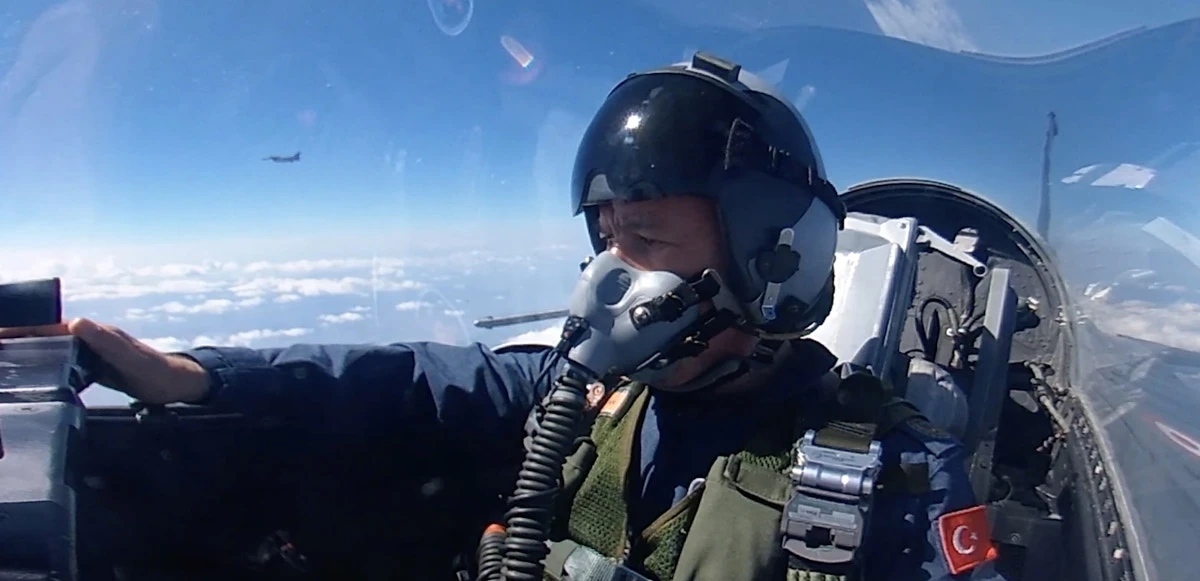 Bakan Akar'dan F-16 kokpitinden Yunanistan'a gövde gösterisi