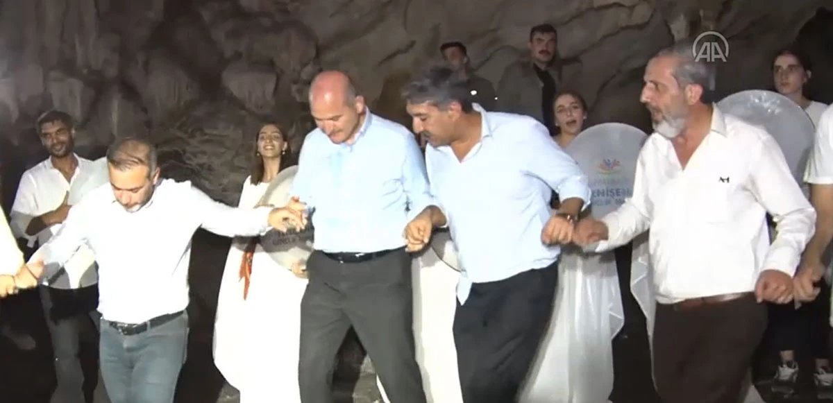 Mağarada terör değil halay var! Bakan Soylu gençlerle birlikte türkülere eşlik etti