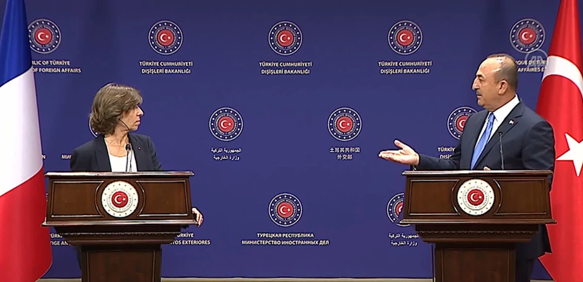 Bakan Çavuşoğlu Fransız mevkidaşının yüzüne baka baka Macron'u uyardı: Sömürgeci geçmişinden ders alsın