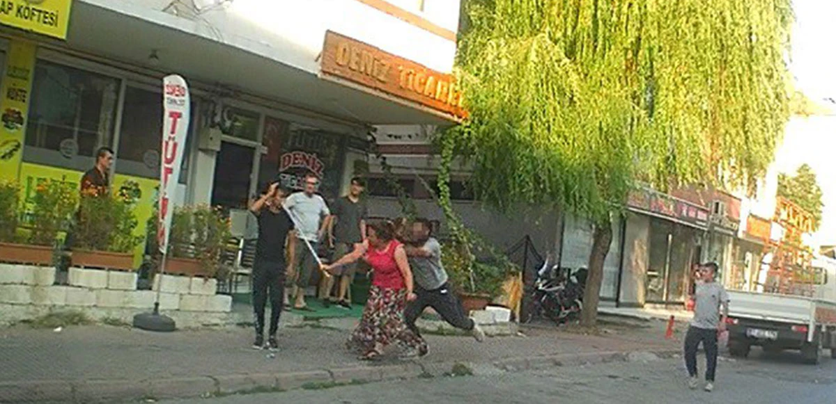Kayseri’de sinir krizi geçiren kadın dehşet saçtı: Önüne gelen erkeği dövdü