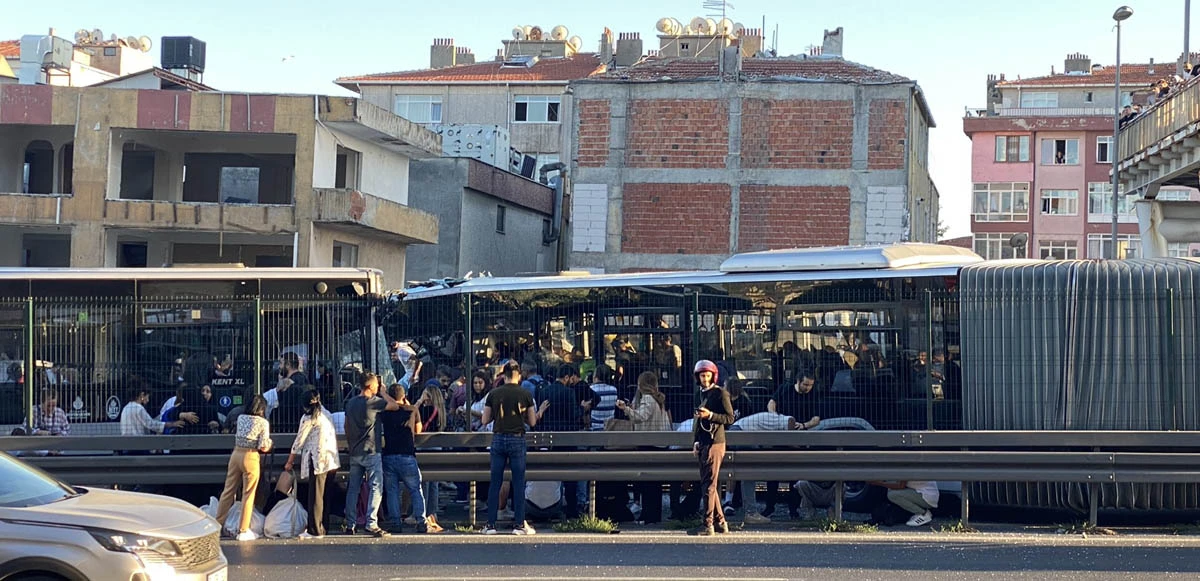 Metrobüsler kafa kafaya çarpıştı! Feci kazada çok sayıda yaralı var