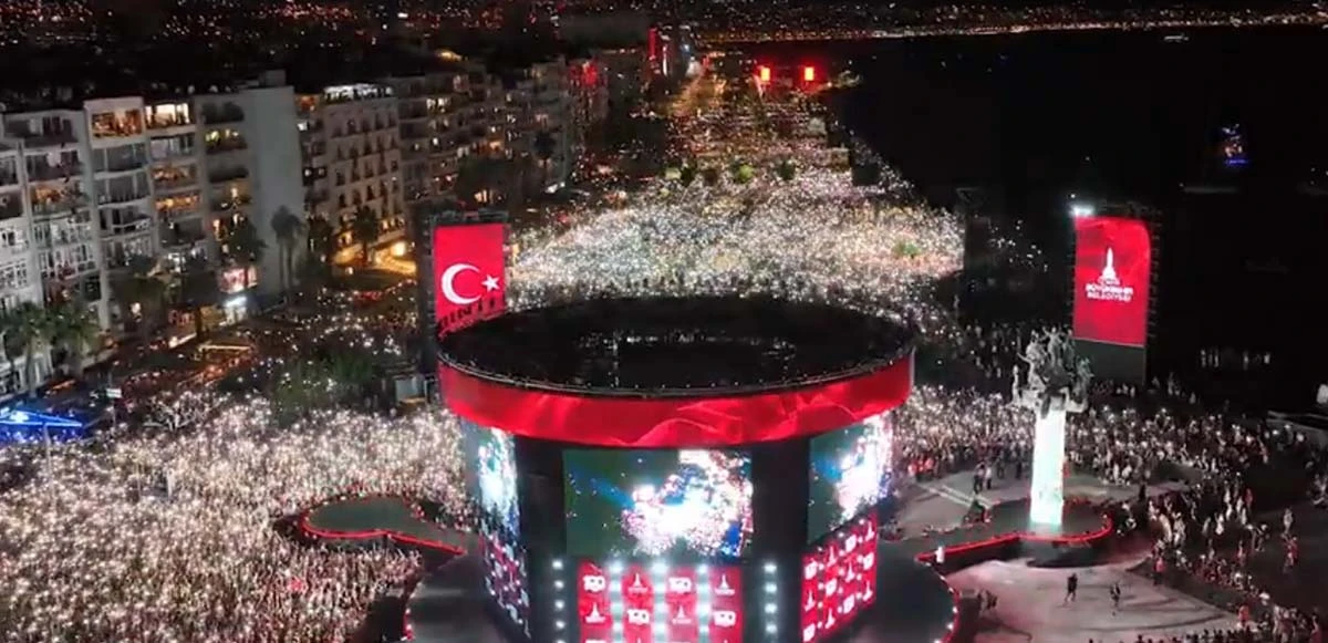İzmir'deki kutlamalar tarihe geçecek! Kurtuluş günü kutlamasında görsel şölen: Canımız, kanımız Türkiye