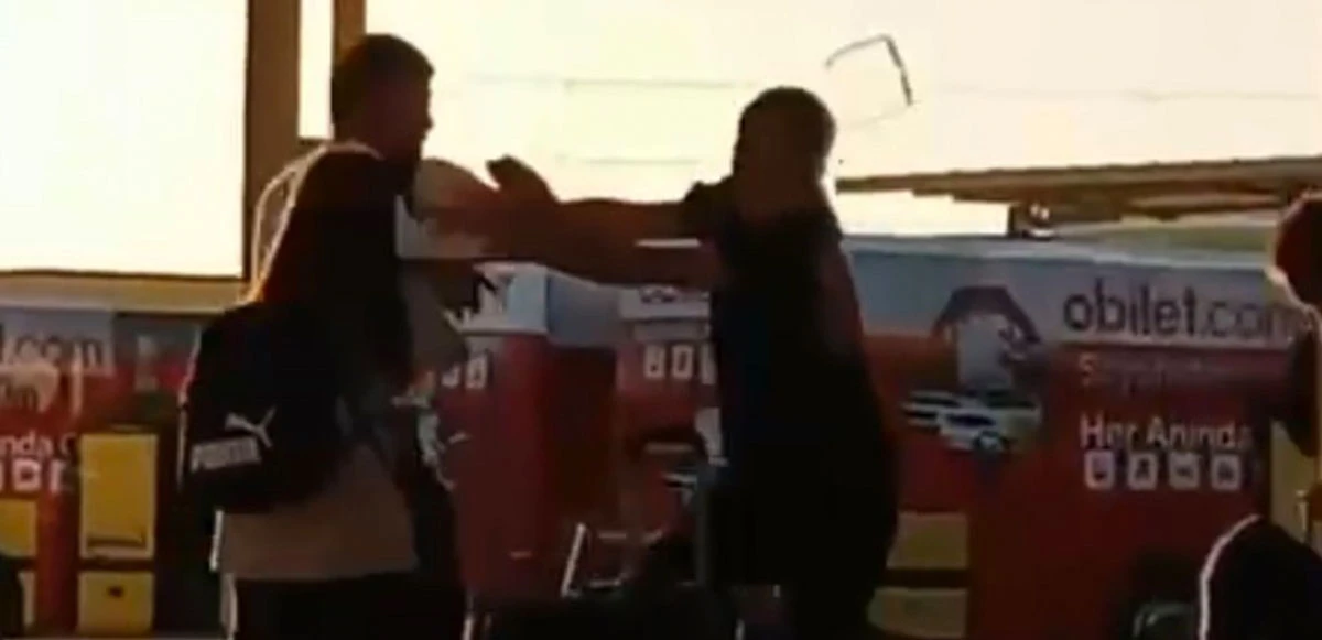 Eski kız arkadaşının yanında başkasını görünce yumrukla saldırdı