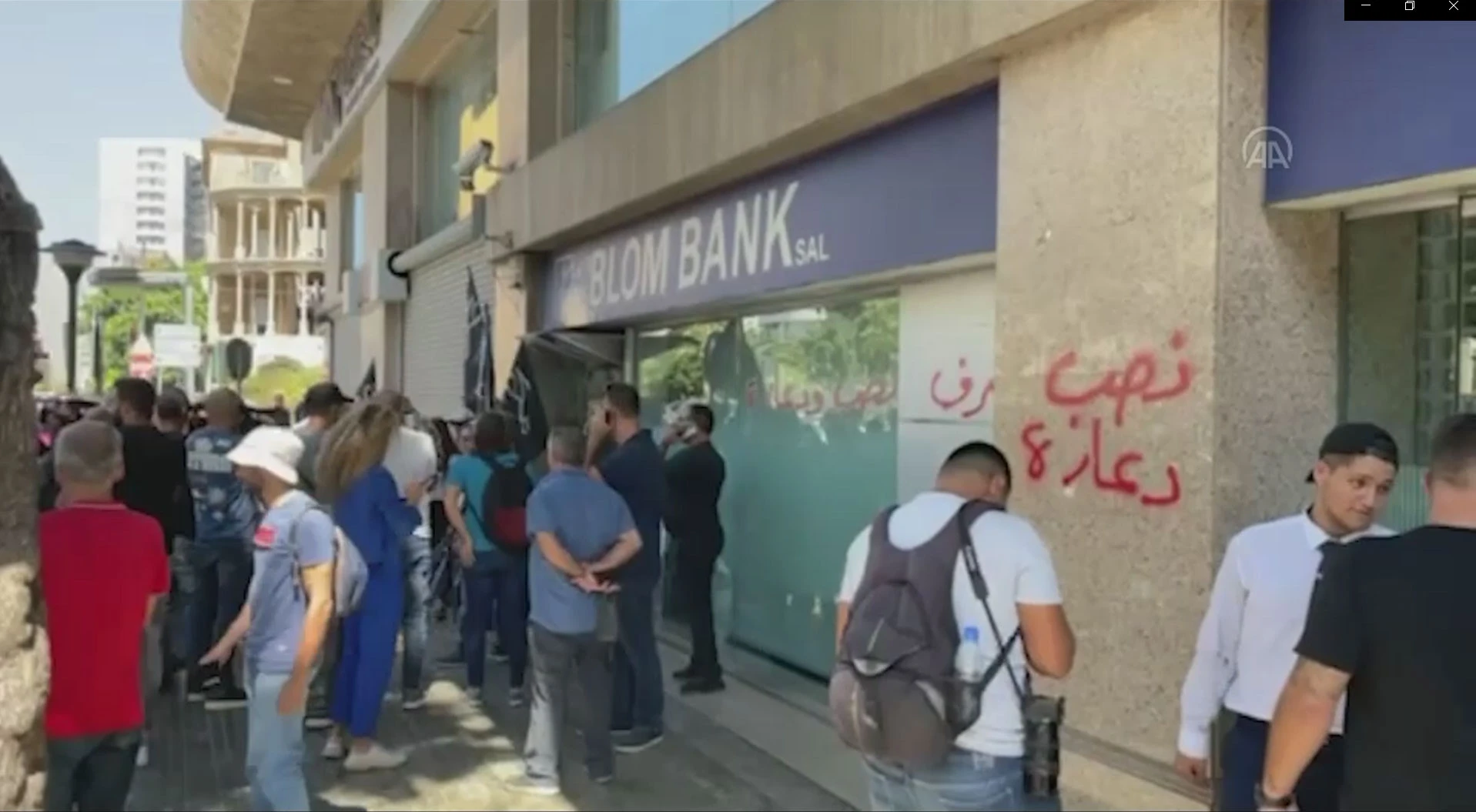 Lübnan’da göstericiler, bankadakileri rehin aldı