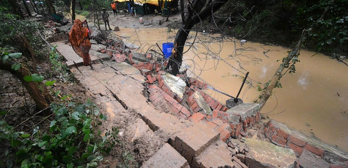 Hindistan'da iki bina çöktü: Çok sayıda kişi öldü