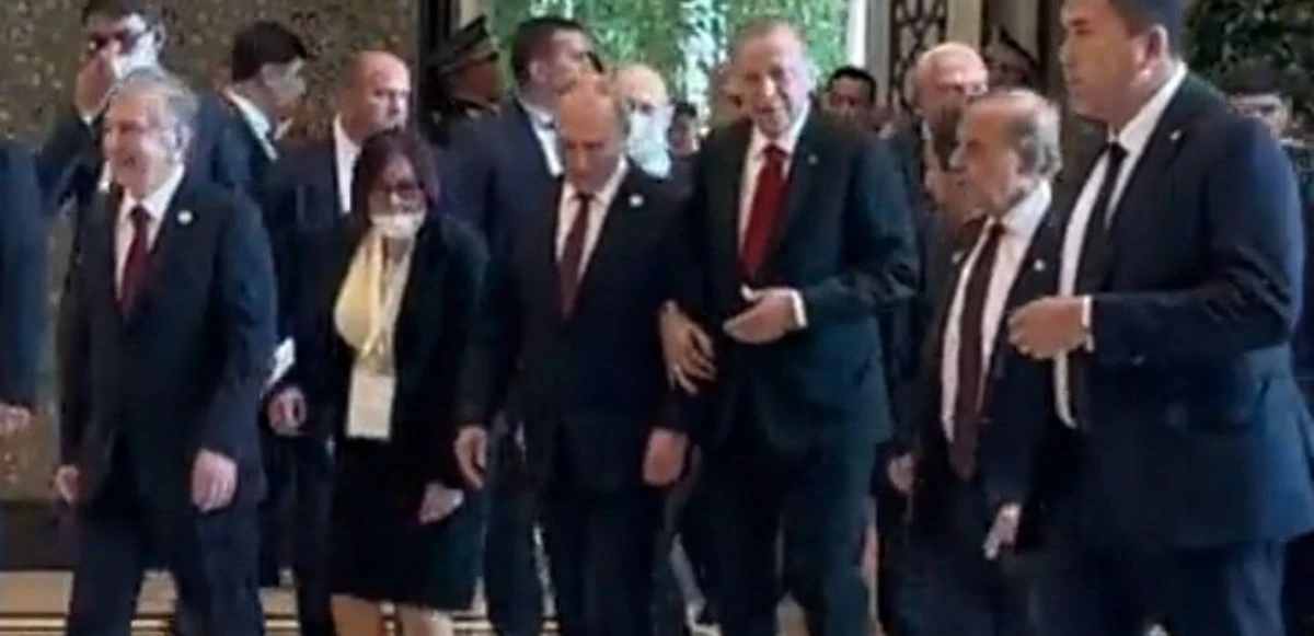 Erdoğan ve Putin kol kola yürüdü, ne konuştukları merak konusu oldu