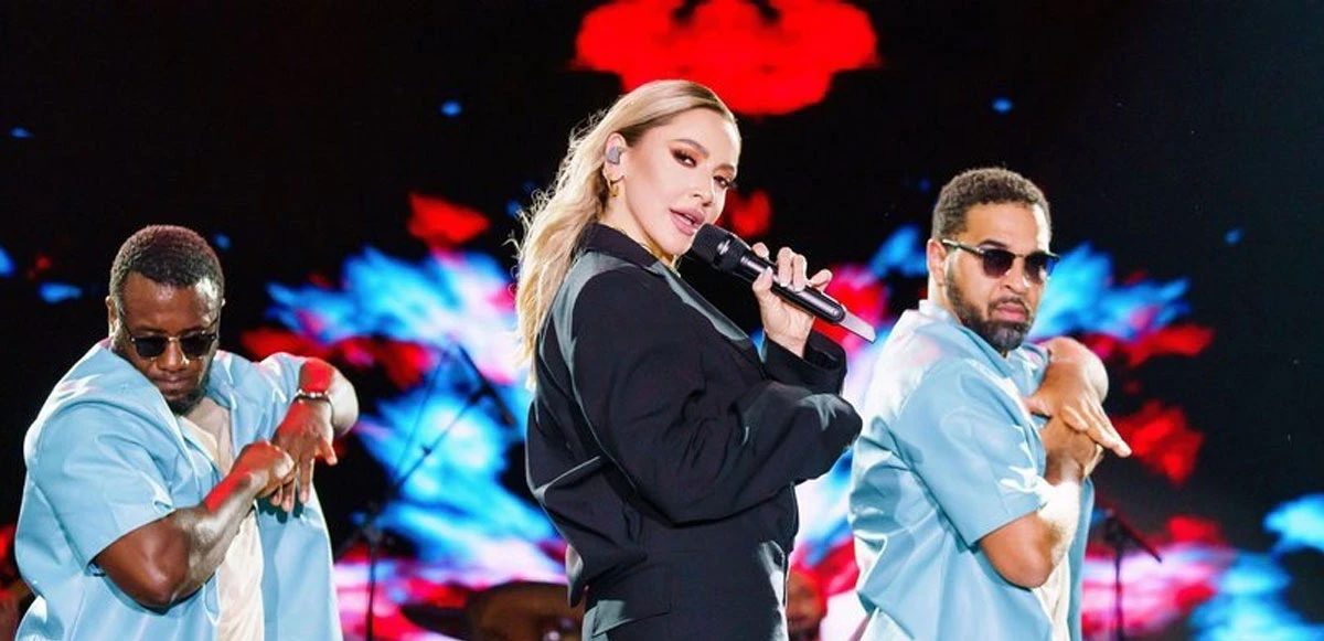 Mehmet Dinçerler'den boşanan Hadise sahnede yüzüğünü fırlattı