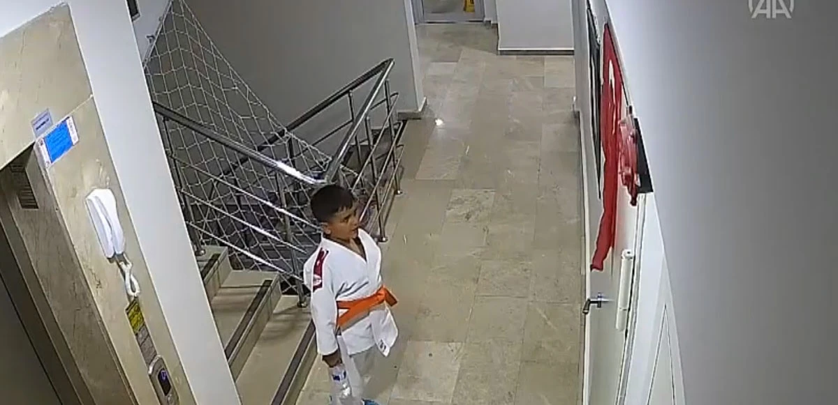 8 yaşındaki judocu Ahmet apartman girişinde Türk bayrağını selamladı!