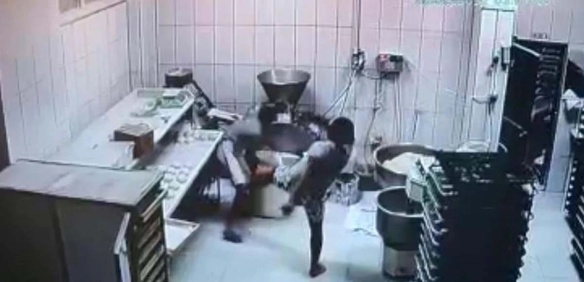 Vicdansız adam üvey oğlunu öldüresiye dövdü! Kameraya yansıyan görüntüler yürekleri sızlattı