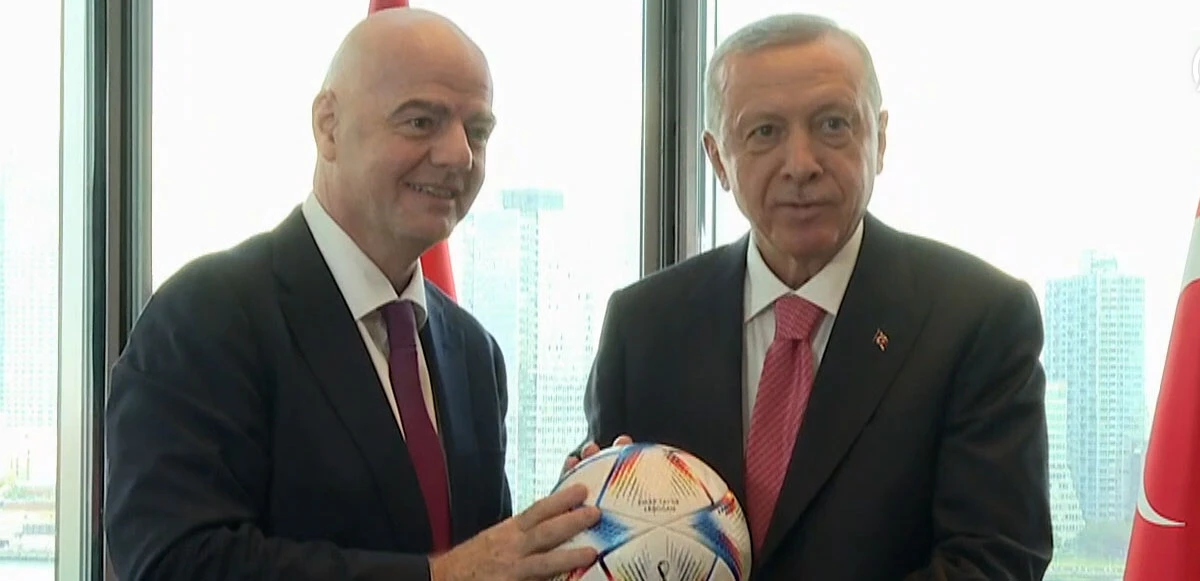 Cumhurbaşkanı Erdoğan ile Infantino arasında ilginç futbol diyaloğu: Hediye edilen topa kafa attı