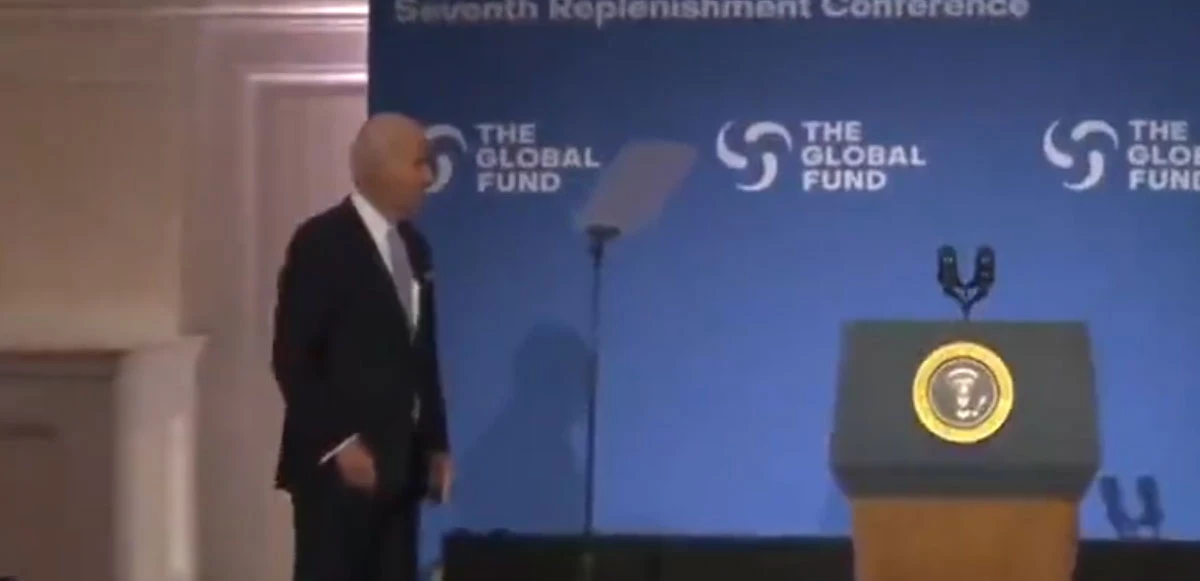 Biden yine kürsüde ne yapacağını şaşırdı! Görüntüleri sosyal medyada gündem oldu