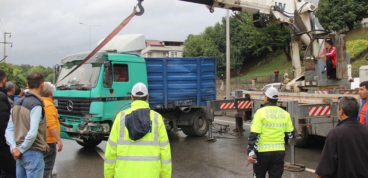 Tır makasladı, trafik felç oldu