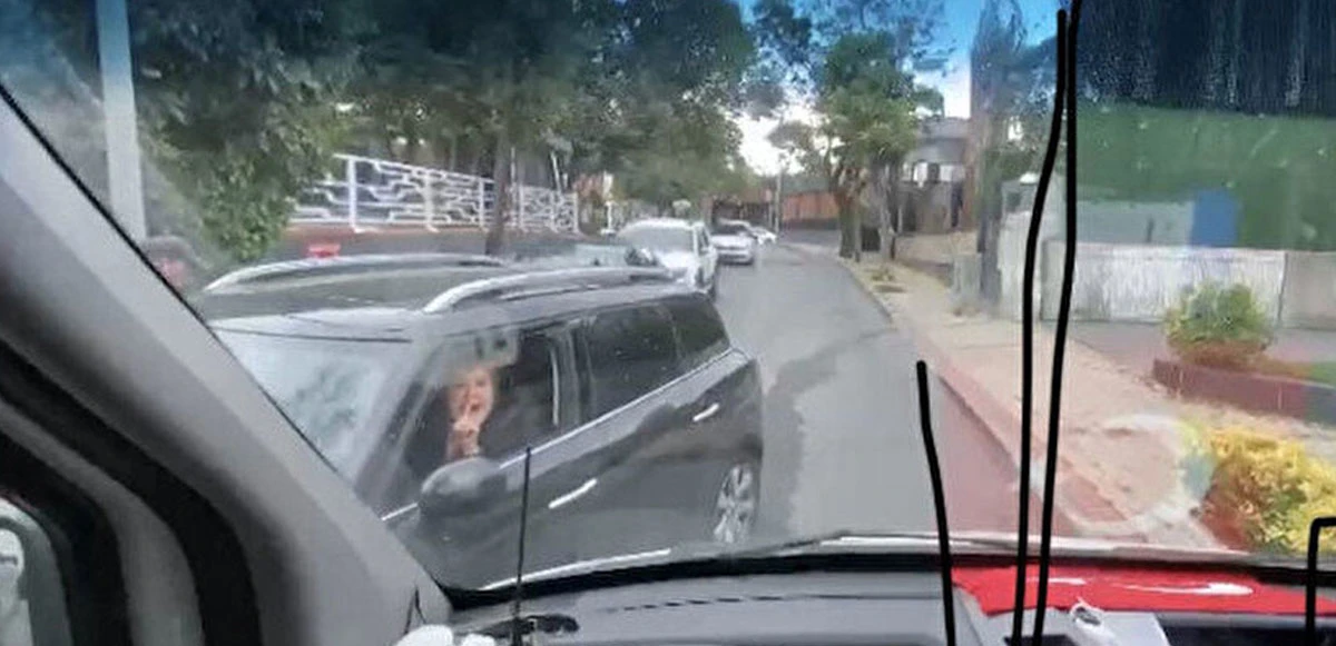 Akıl almaz olay! İçinde hasta olan ambulansın önünü kesti