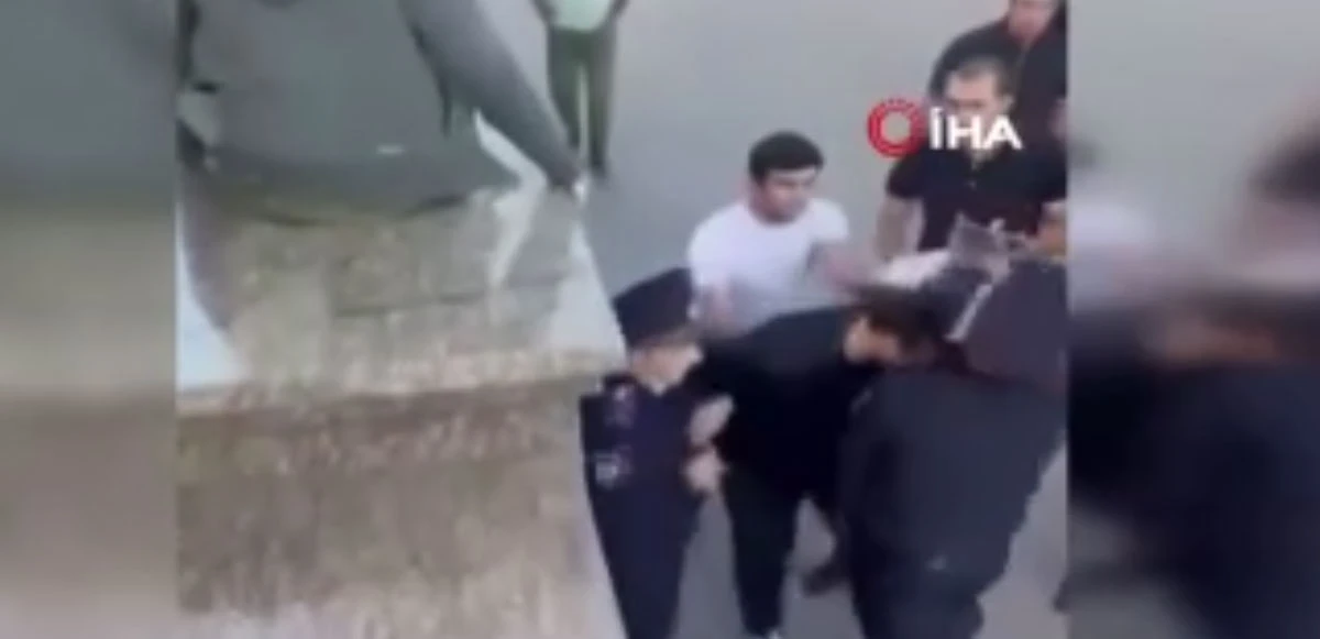 Rusya’da seferberlik karşıtı protestolar sürüyor! Gösterici kendisine tokat atan polise kafa attı