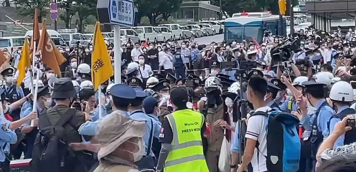 Japonya'da Abe için düzenlenen devlet töreni protesto edildi