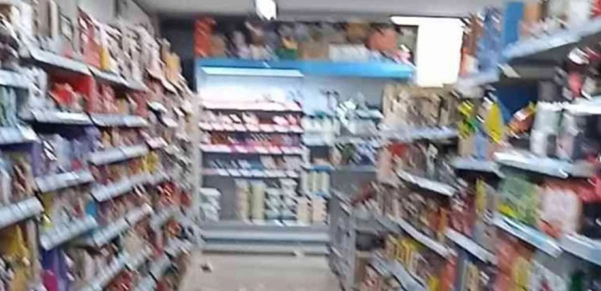 Ardahan'daki depremde korku dolu anlar kameraya yansıdı: Markettekiler böyle kaçıştı!