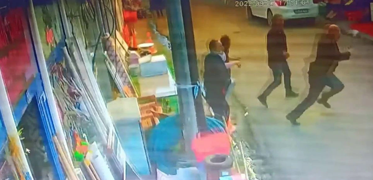 Esnafın deprem sırasında kaçma anı kamerada